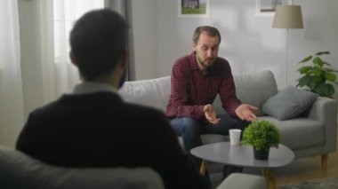 Terapi seansındaki üzgün genç adam - Yardım, destek, tıbbi