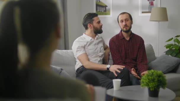 Två homosexuella män på konsultation med en psykolog — Stockvideo