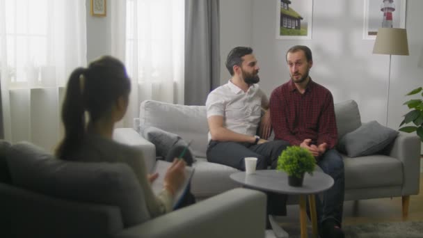 Två homosexuella män på konsultation med en psykolog — Stockvideo