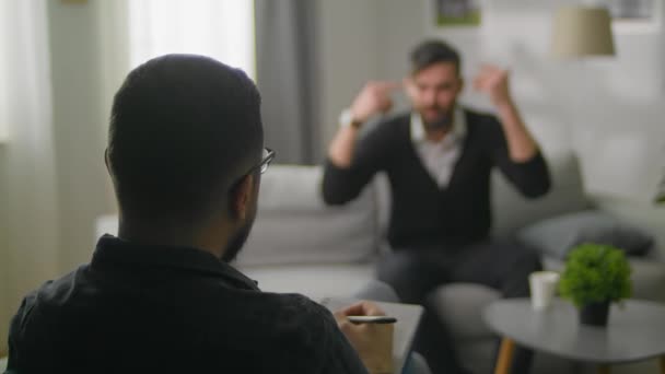 Młody człowiek rozmawia z psychoanalitykiem o swoich problemach — Wideo stockowe