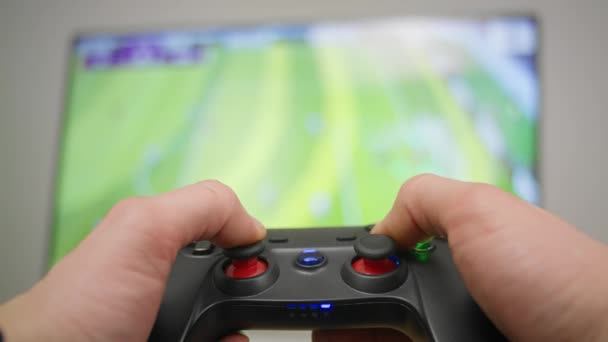 Primo piano di colpo di mano umana che gioca un gamepad — Video Stock