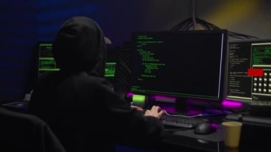 Karanlık odadaki kadın hacker siber saldırı için kod oluşturuyor.