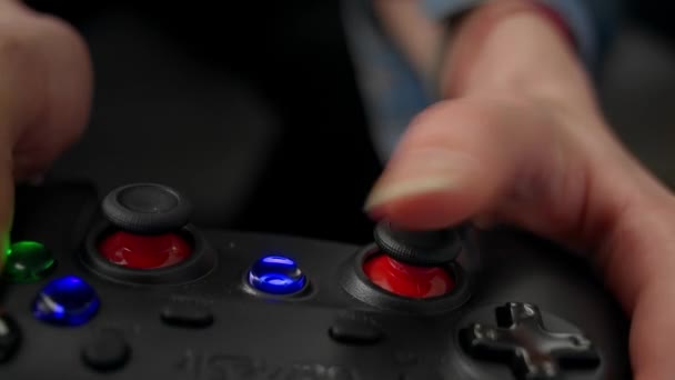 Κοντινό πλάνο του shot της γυναίκας χέρι παίζει ένα gamepad — Αρχείο Βίντεο