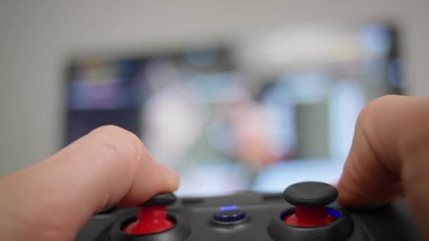 Blisko ujęcia człowieka ręka gra gamepad w walce — Wideo stockowe