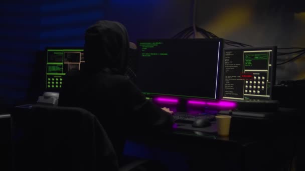 Vrouwelijke hacker breekt in een computer in een donkere kamer — Stockvideo