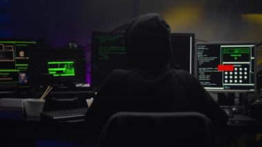 Karanlık Başlıklı Genç Hacker Kız Karanlık Oda 'da Sunuculara Saldırıyor