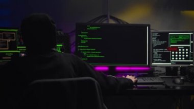 Karanlık Başlıklı Genç Hacker Kız Karanlık Oda 'daki Sunuculara Saldırdı