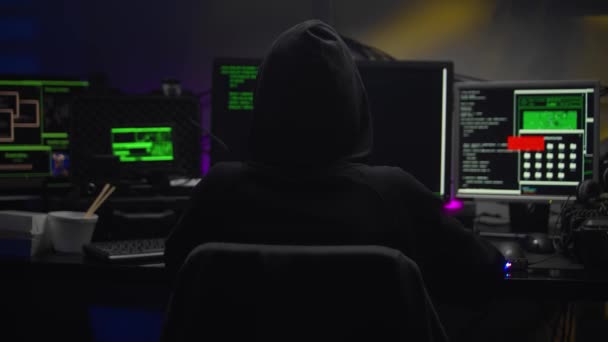 Hacker feminino no quarto escuro criando código — Vídeo de Stock