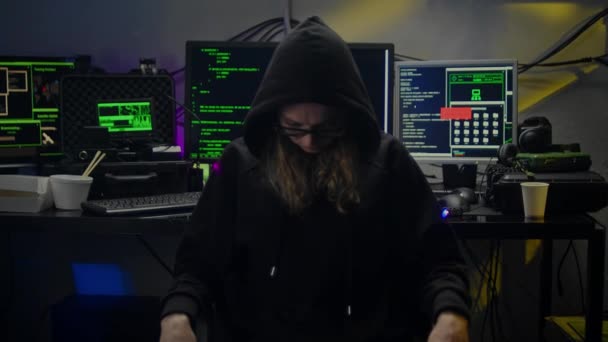 Kobieta haker w ciemnym pokoju — Wideo stockowe
