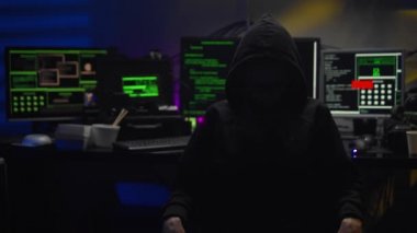 Karanlık odadaki kadın hacker kod oluşturmaya başladı.