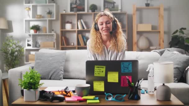 Een jonge vrouw werkt thuis als in een kantoor. Het einde van de werkdag. Zet de laptop uit.. — Stockvideo