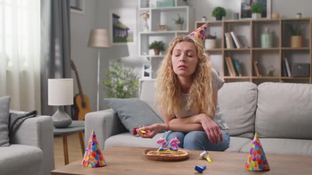 Traurige junge Frau feiert Geburtstag während Quarantäne allein im Wohnzimmer — Stockvideo