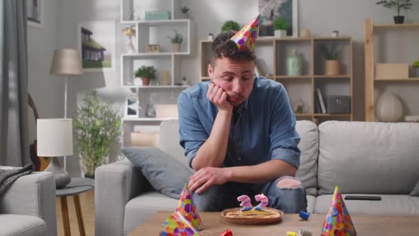 A szomorú fiatalember egyedül ünnepli a születésnapját a karantén alatt. — Stock videók
