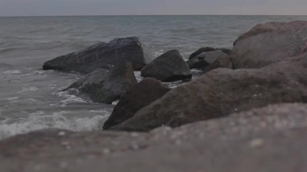 Riposo Sul Mare Onde Fare Rumore Pietre Sabbia Sera Calda — Video Stock