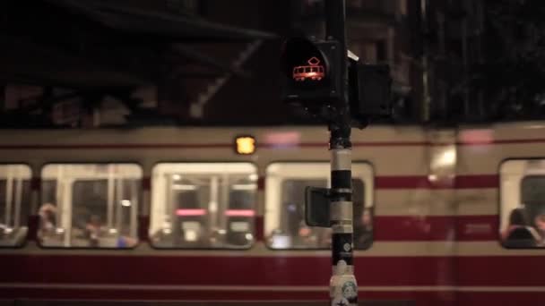 Tram Een Nachtstad Met Mensen Terugkeer Van Het Werk Verkeerslicht — Stockvideo