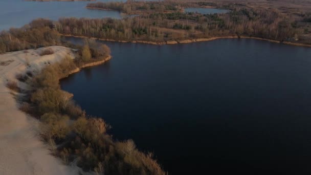 vue de dessus du soleil couchant, un arbre au soleil, lever du soleil sur l'eau, un reflet dans la rivière, paysage de la nature du soir, air frais, mode de vie sain, Voyage et tourisme, sable et désert, sentiers de randonnée, drone sur la vue, fond et texture 