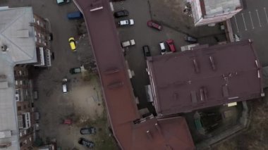 Şehir ve sokaklar manzaralı, şehir manzaralı, metropoldeki bölge, avlular ve park edilmiş arabalar, hayatın ritmi, rahat evler ve antik, tarihi bölge, gündüz kenti, yürüyüş saati.