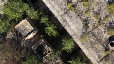 Eski harabe şehir, üst manzara, salgın, tarihi yerler, bitmemiş bina, eski fabrika ve çiftlik, zaman dünyayı değiştiriyor, doğa güçlü, felaketin sonuçları.