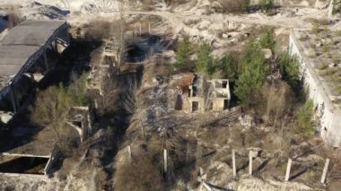 Eski yok edilmiş fabrika, çiftlik, çiftlik. Doğal bir felaketten sonra şehir, doğa binalar ve betondan, mağara tepeciklerinden filizlendi. Savaştan sonra eski alanlara tepeden bakmak, enkaz ve çöplük