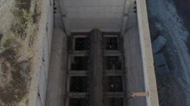 Eski yok edilmiş fabrika, çiftlik, çiftlik. Doğal bir felaketten sonra şehir, doğa binalar ve betondan, mağara tepeciklerinden filizlendi. Savaştan sonra eski alanlara tepeden bakmak, enkaz ve çöplük