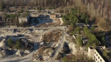 Eski yok edilmiş fabrika, çiftlik, çiftlik. Doğal bir felaketten sonra şehir, doğa binalar ve betondan, mağara tepeciklerinden filizlendi. Savaştan sonra eski alanlara tepeden bakmak, enkaz ve çöplük