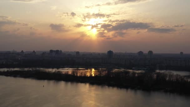 Zonsondergang Stad Aan Overkant Van Rivier Het Meer Vlucht Van — Stockvideo