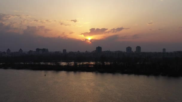 Ηλιοβασίλεμα Αυγή Στην Πόλη Κατά Μήκος Του Ποταμού Λίμνη Πτήση — Αρχείο Βίντεο