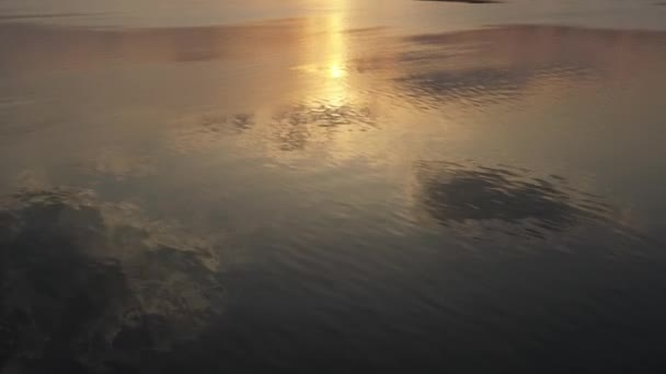 Закат Зари Городе Через Реку Озеро Полет Сверху Столицу Заходящим — стоковое видео
