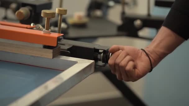 Mãos Engenheiro Indústria Pesada Leve Produção Construção Criação Uma Máquina — Vídeo de Stock