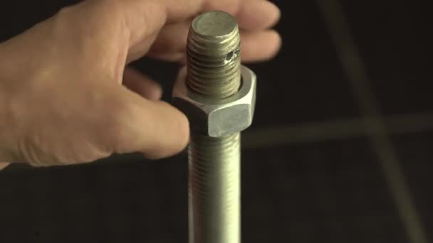 鉄の建築材料 ボルトでナットを締め 産業及び工芸品による修理及び製造 固定工具 — ストック動画