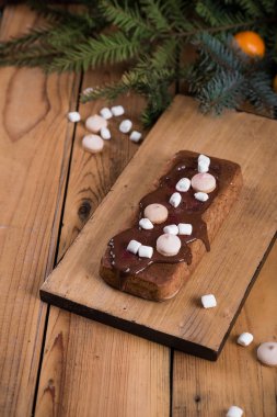 Çikolata kremalı ve şekerli kek. Noel ve Yeni Yıl. tahta arkaplan