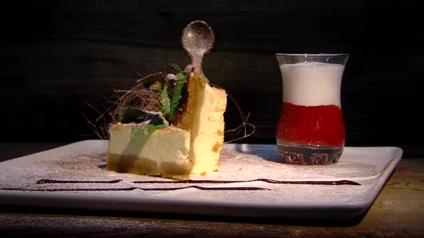 Cheesecake met suiker poeder — Stockvideo