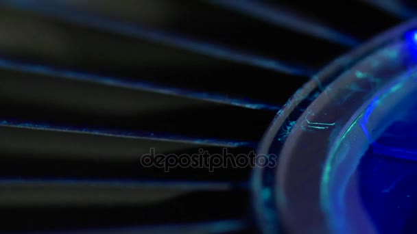 在紫外线下的钢制齿轮 — 图库视频影像