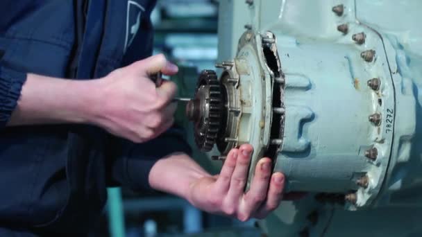 Desmontagem do motor fechar — Vídeo de Stock