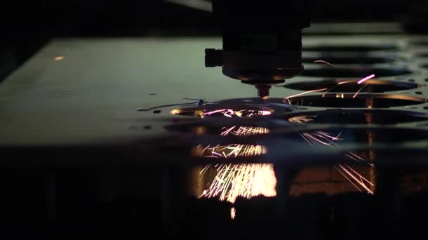 Резьба по стали на заводе — стоковое видео