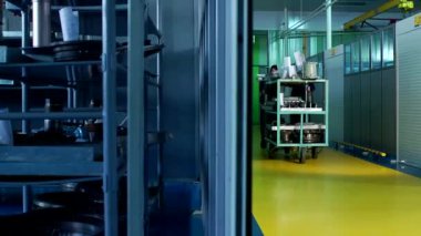 Salonda çekerek sepeti