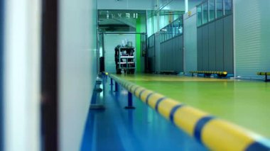 Hall işçiler tarafından çekerek sepeti