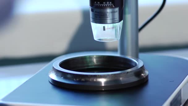 Balles en acier au microscope — Video