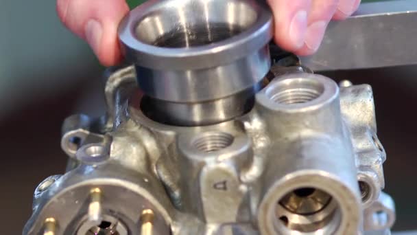 Motor vergadering close-up — Stockvideo