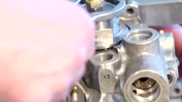 Montage van de motor met de moersleutel — Stockvideo