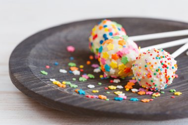 Lezzetli tatil kek çıkar ahşap tabak içinde renkli.