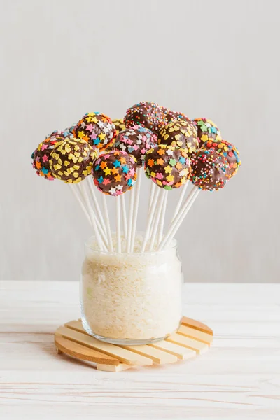 Sağlıklı kek bir sopa üzerinde açılır