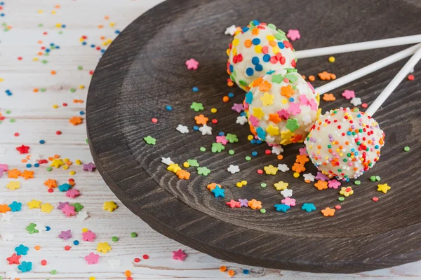 Lezzetli tatil kek çıkar ahşap tabak içinde renkli.