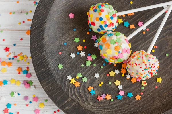 Lezzetli tatil kek çıkar ahşap tabak içinde renkli.