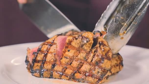Şef bir restoran mutfağında bir et yemek hazırlar — Stok video