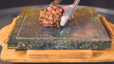 Sıcak taş üzerinde orta az pişmiş biftek