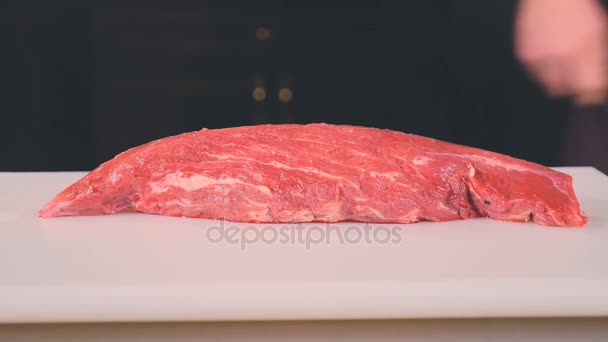Chef-kok snijden rundvlees filet — Stockvideo