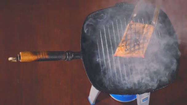 Chef grelhado bife em uma panela — Vídeo de Stock