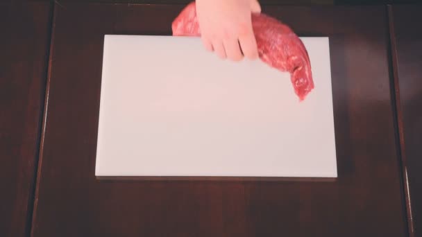Chef-kok legt de rundvlees filet op een snijplank — Stockvideo