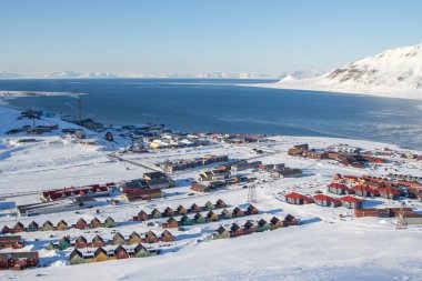 Panoramik manzaralarını sunan Longyearbyen, Svalbar